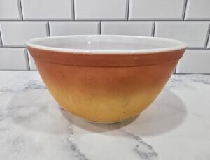 Vintage PYREX FLAMEGLO 402 Red Orange Ombre 1 1/2 Qt Mixing Bowl 1974-1976